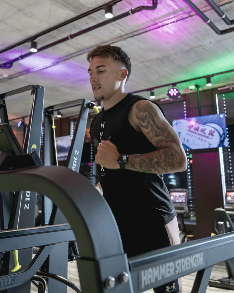 Rubén Pousa auf dem Laufband